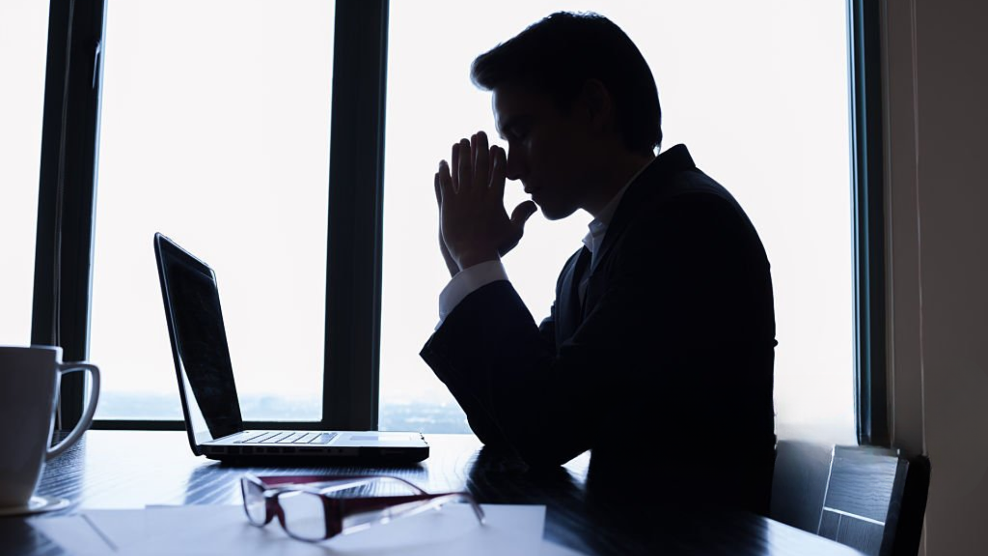 A imagem de uma pessoa em situação de estresse em frente a um computador representa o serviço de reestruturação financeira para Pessoa Jurídica.